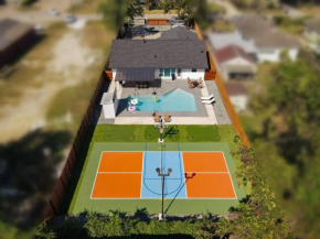 Pickleball Paradise Retreat - 4 Bedrooms, 2,5 Baths - Houston Downtown, Houston Heights - Pickleball and Basketball Court, Pool, miniGolf, Karaoke, Fire Pit, BBQ, Billiards, Ping Pong, Hockey, King Be